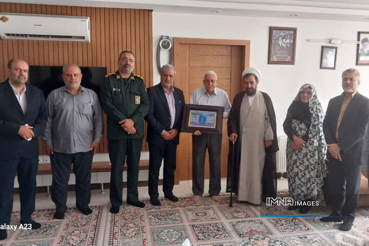 دیدار مدیر منطقه ۵ اصفهان با خانواده شهید و جانباز دفاع مقدس در سپاهان‌شهر