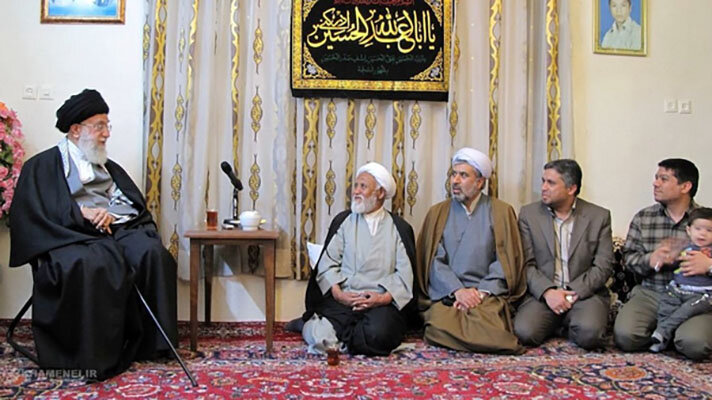 نخستین تصاویر از حضور رهبر شهید در منزل خانواده شهید یزدانی در مشهد