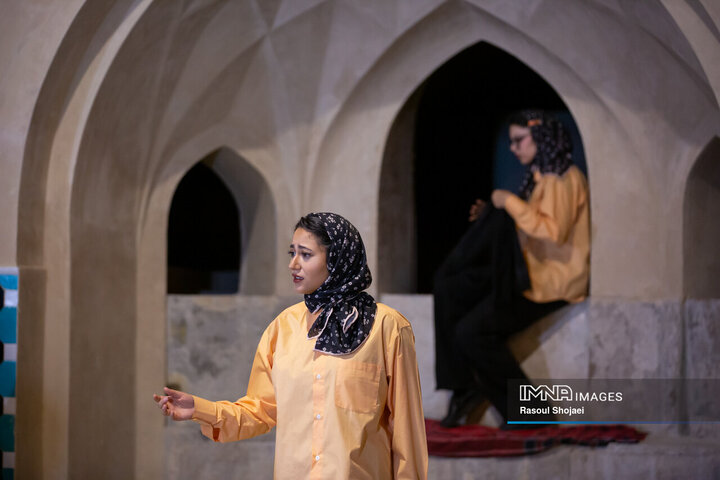 تئاتر «حاجی فیروزها امسال دیرتر می‌رسند»