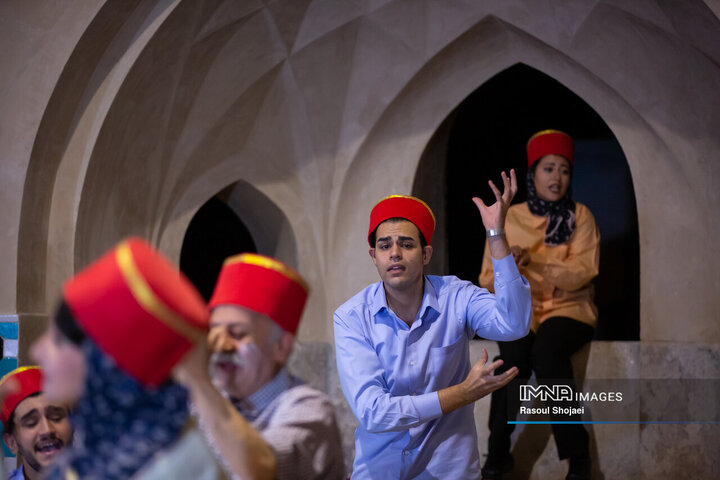 تئاتر «حاجی فیروزها امسال دیرتر می‌رسند»