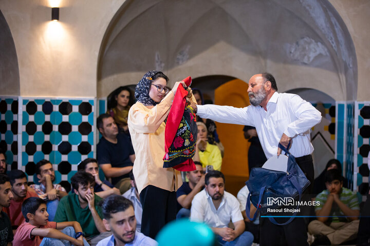 تئاتر «حاجی فیروزها امسال دیرتر می‌رسند»
