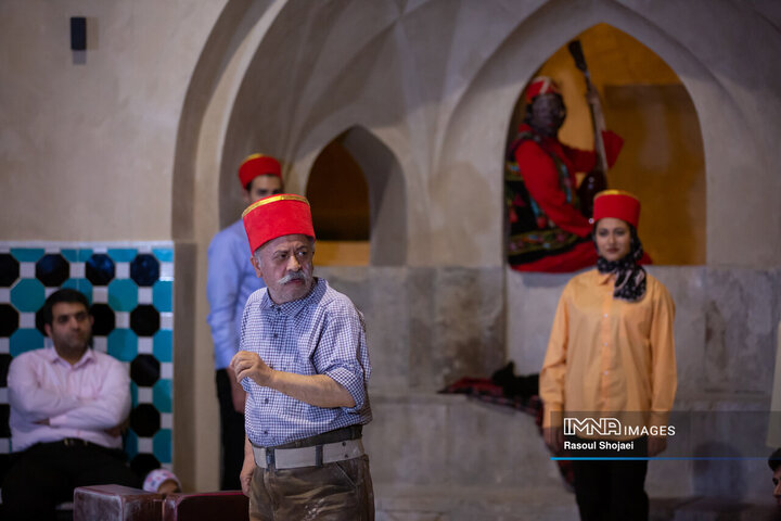 تئاتر «حاجی فیروزها امسال دیرتر می‌رسند»