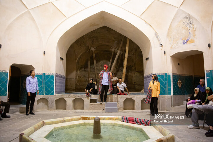 تئاتر «حاجی فیروزها امسال دیرتر می‌رسند»