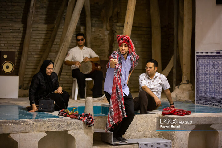 تئاتر «حاجی فیروزها امسال دیرتر می‌رسند»