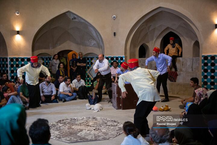 تئاتر «حاجی فیروزها امسال دیرتر می‌رسند»