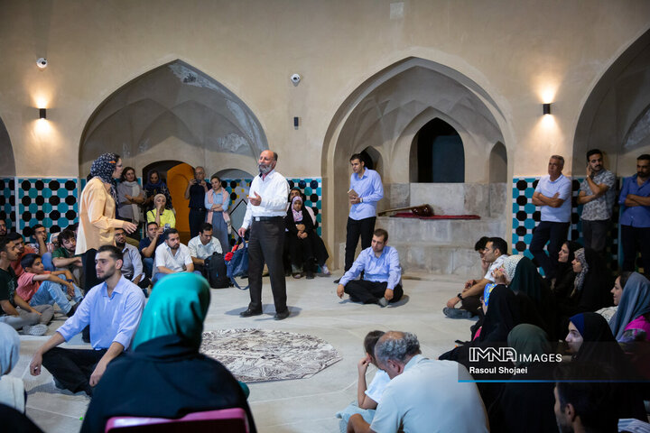 تئاتر «حاجی فیروزها امسال دیرتر می‌رسند»