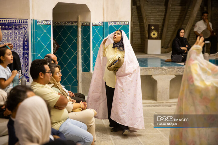 تئاتر «حاجی فیروزها امسال دیرتر می‌رسند»