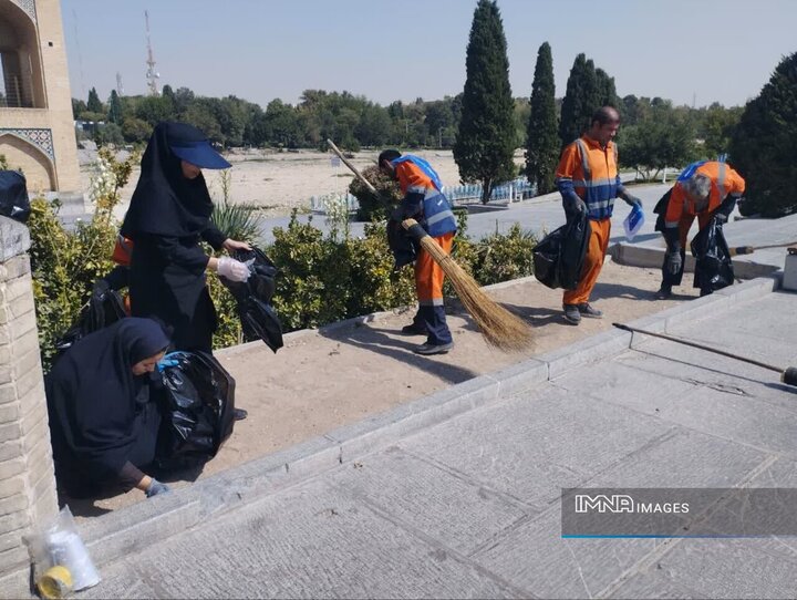 پاکسازی محور گردشگری پل خواجو و خیابان آبشار اول اصفهان از فیلتر سیگار