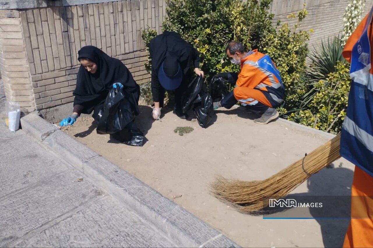 پاکسازی محور گردشگری پل خواجو و خیابان آبشار اول اصفهان از فیلتر سیگار
