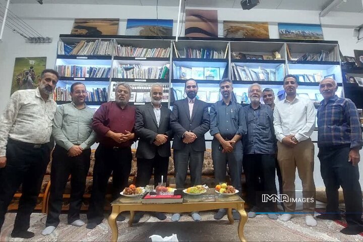 دیدار مدیر منطقه ۹ اصفهان با عکاس پیشکسوت دفاع مقدس