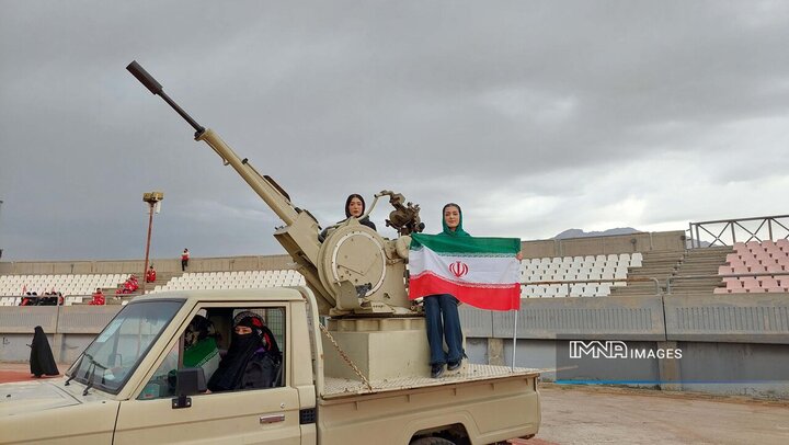 ۵۰ هزار کرمانشاهی پای کار ایران/ «جان‌فدایان» زیر باران هم به میدان آمدند