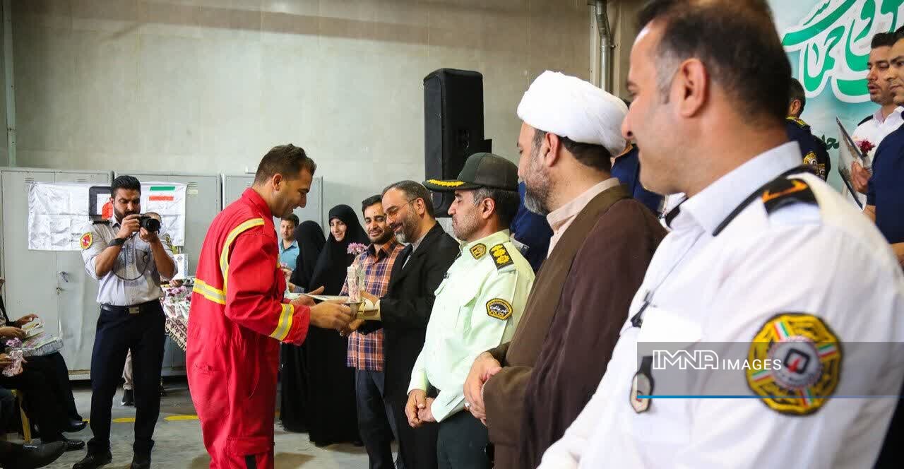 تجلیل از خانواده شهدا و آتش‌نشانان در منطقه ۱۴ اصفهان