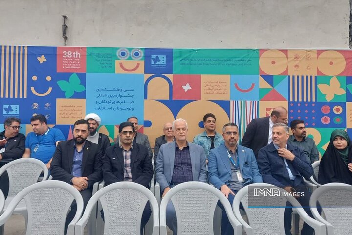 آیین افتتاحیه معنوی جشنواره فیلم کودکان و نوجوانان در گلستان شهدای اصفهان برگزار شد