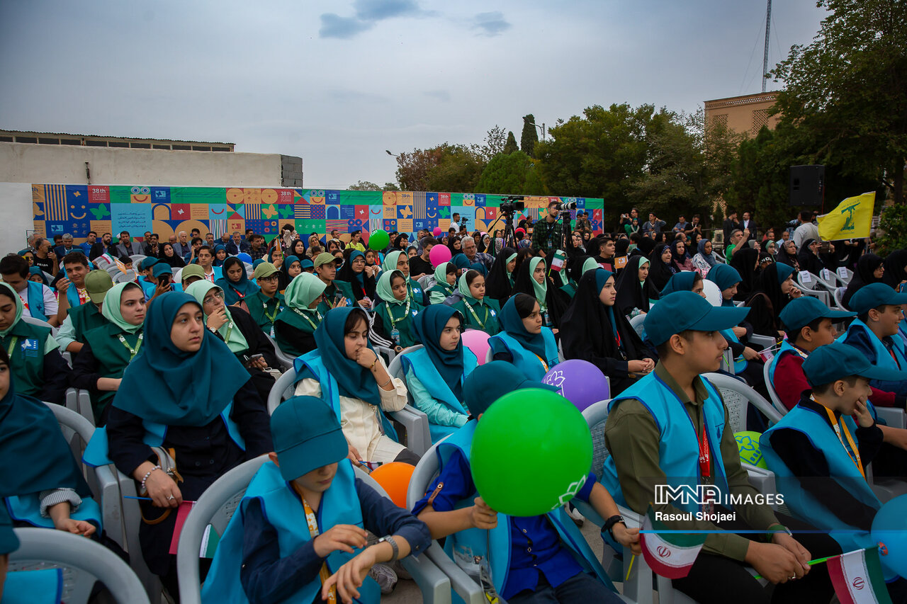 آیین افتتاحیه معنوی جشنواره فیلم کودکان و نوجوانان در گلستان شهدای اصفهان برگزار شد