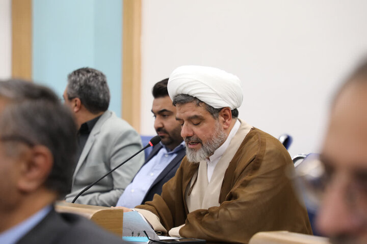جلسات اداری در وقت نماز متوقف شود