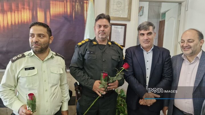 مدیر منطقه ۱۵ اصفهان از تلاش‌های نیروی انتظامی در هفته فراجا تجلیل کرد