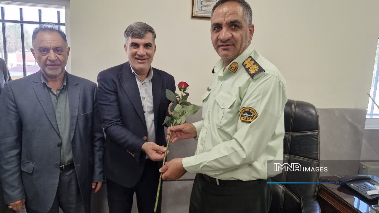 مدیر منطقه ۱۵ اصفهان از تلاش‌های نیروی انتظامی در هفته فراجا تجلیل کرد