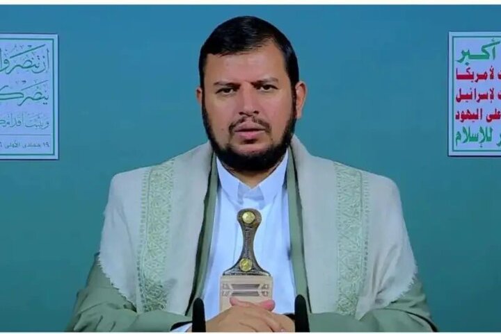 رهبر انصارالله: عربستان با مشارکت آمریکا و اسرائیل مرتکب جنایت علیه ملت یمن می‌شود