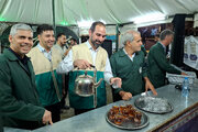 خدمت‌رسانی خادمان شهرداری منطقه ۹ اصفهان در موکب «قرار کَرَم»