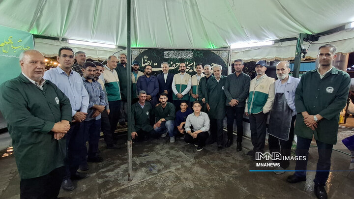 خدمت‌رسانی خادمان شهرداری منطقه 9 اصفهان در چایخانه امام رضا (ع)