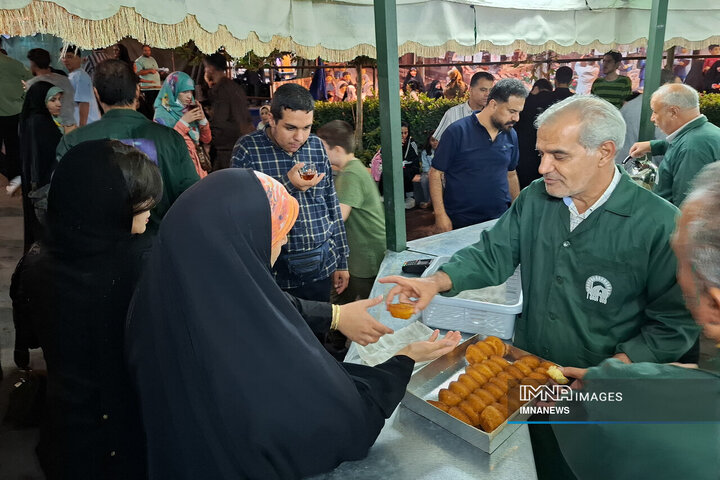 خدمت‌رسانی خادمان شهرداری منطقه 9 اصفهان در چایخانه امام رضا (ع)