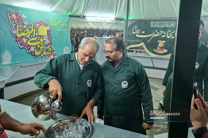 خدمت‌رسانی خادمان شهرداری منطقه 9 اصفهان در چایخانه امام رضا (ع)