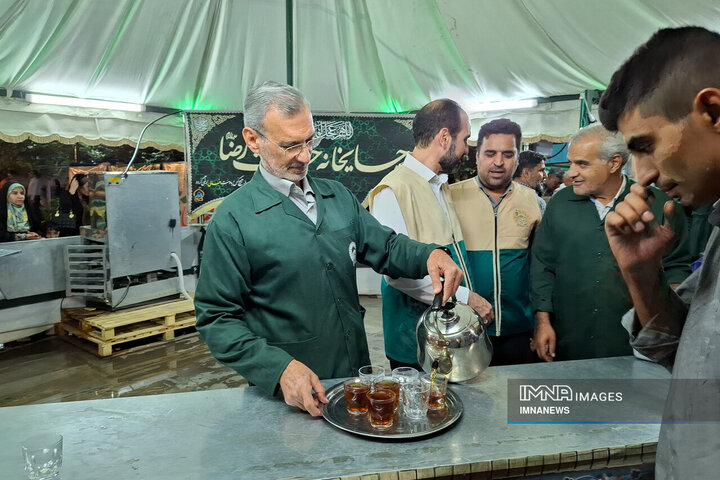 خدمت‌رسانی خادمان شهرداری منطقه 9 اصفهان در چایخانه امام رضا (ع)