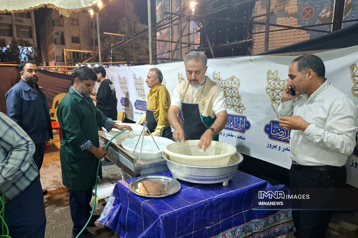 خدمت‌رسانی خادمان شهرداری منطقه 9 اصفهان در چایخانه امام رضا (ع)