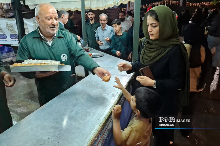 خدمت‌رسانی خادمان شهرداری منطقه 9 اصفهان در چایخانه امام رضا (ع)