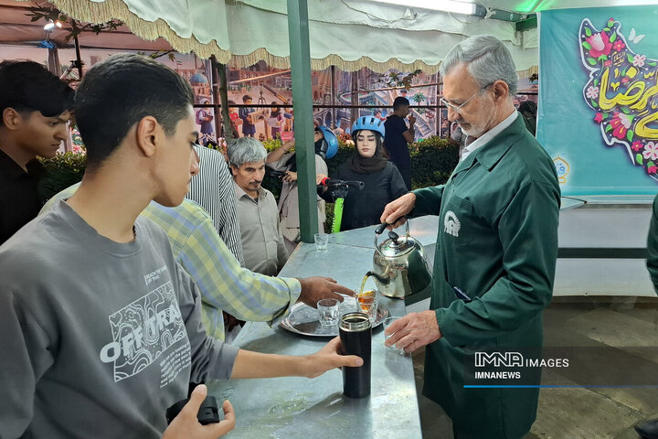 خدمت‌رسانی خادمان شهرداری منطقه 9 اصفهان در چایخانه امام رضا (ع)