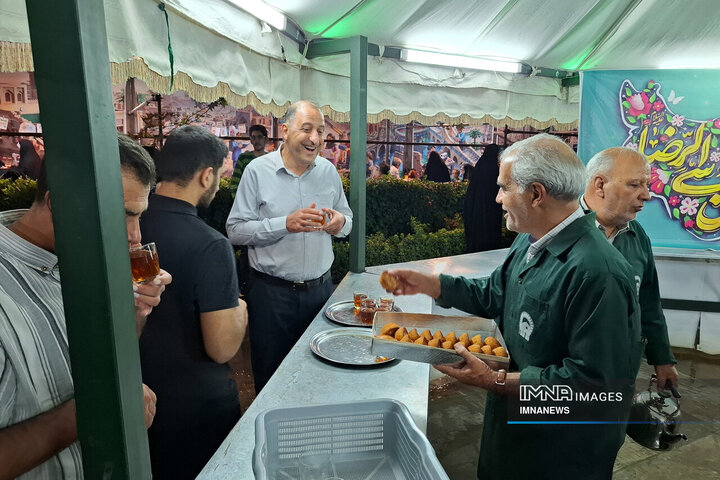 خدمت‌رسانی خادمان شهرداری منطقه 9 اصفهان در چایخانه امام رضا (ع)