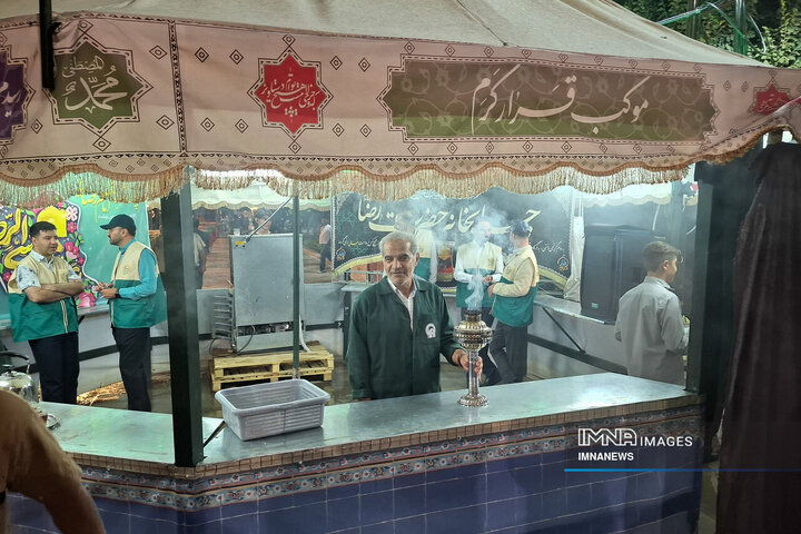 خدمت‌رسانی خادمان شهرداری منطقه 9 اصفهان در چایخانه امام رضا (ع)
