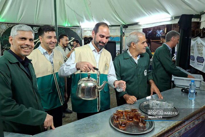 خدمت‌رسانی خادمان شهرداری منطقه 9 اصفهان در چایخانه امام رضا (ع)