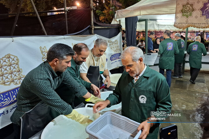 خدمت‌رسانی خادمان شهرداری منطقه 9 اصفهان در چایخانه امام رضا (ع)