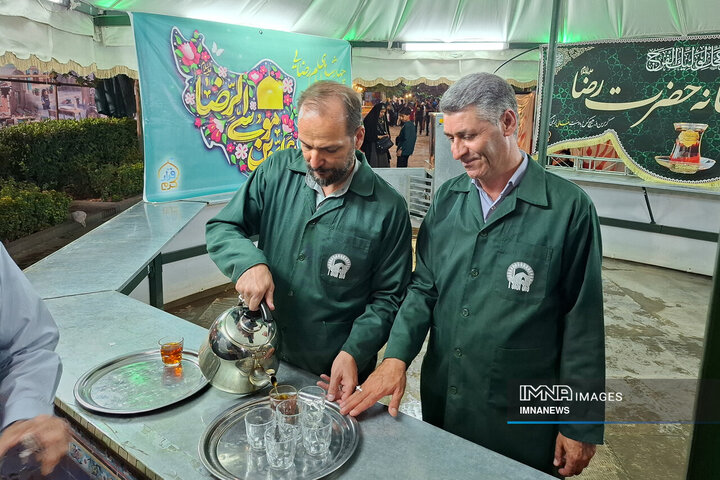 خدمت‌رسانی خادمان شهرداری منطقه 9 اصفهان در چایخانه امام رضا (ع)