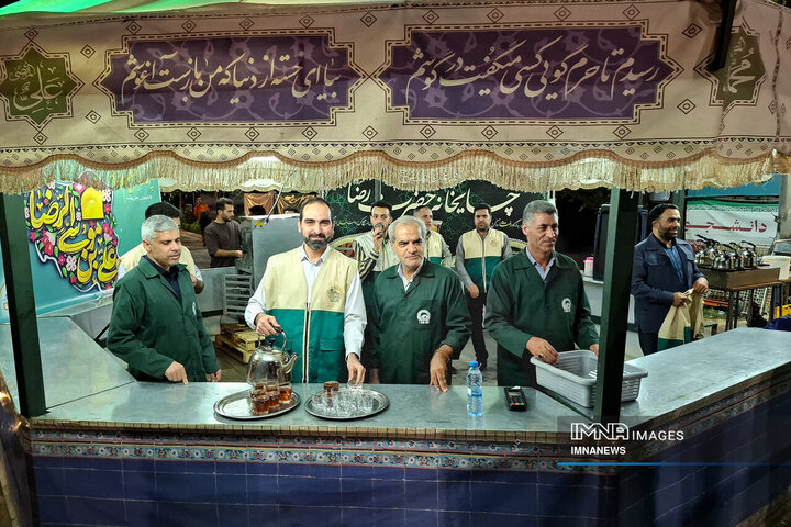 خدمت‌رسانی خادمان شهرداری منطقه 9 اصفهان در چایخانه امام رضا (ع)