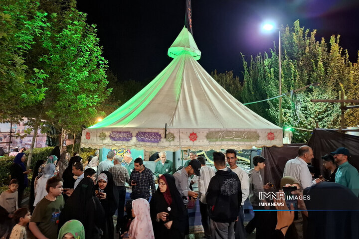 خدمت‌رسانی خادمان شهرداری منطقه 9 اصفهان در چایخانه امام رضا (ع)