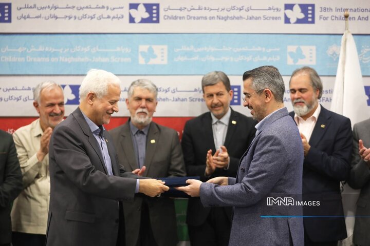 تفاهم‌نامه تشکیل دبیرخانه دائمی جشنواره فیلم کودک در اصفهان به امضا رسید