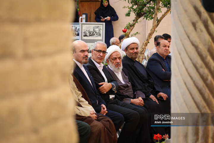 رونمائی از تمبر یادبود بزرگداشت تخت‌فولاد