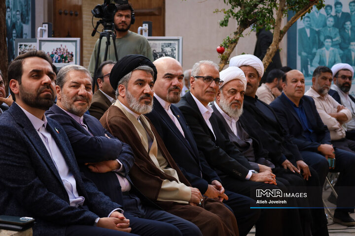 رونمائی از تمبر یادبود بزرگداشت تخت‌فولاد