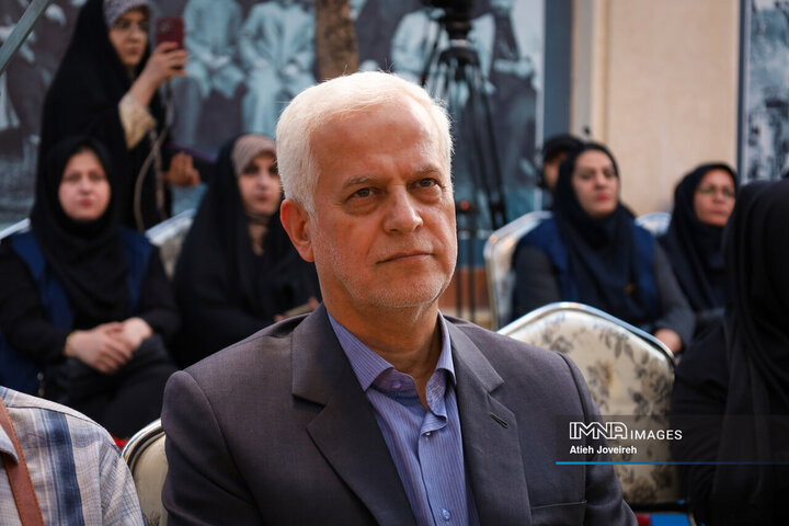 رونمائی از تمبر یادبود بزرگداشت تخت‌فولاد
