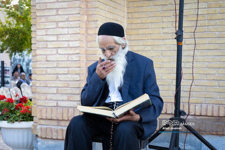 رونمائی از تمبر یادبود بزرگداشت تخت‌فولاد