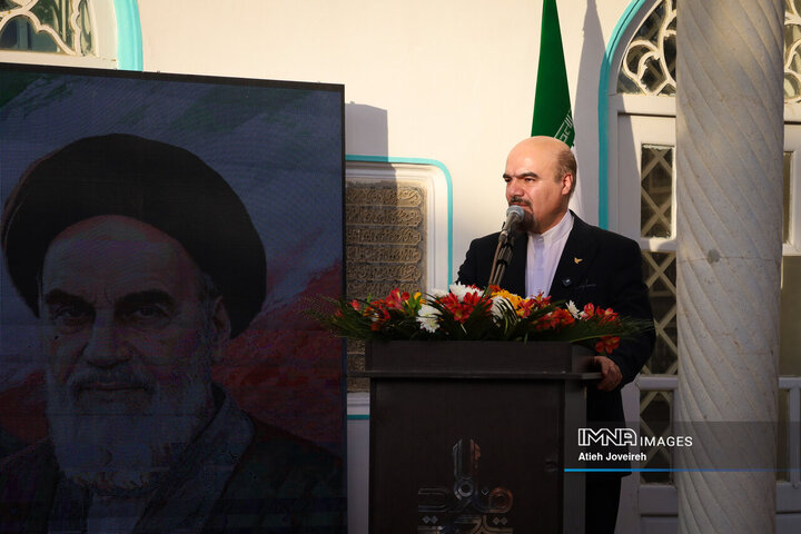 رونمائی از تمبر یادبود بزرگداشت تخت‌فولاد