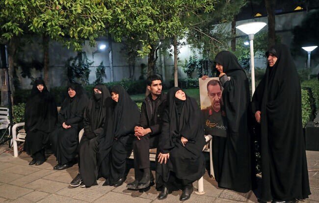 مادری که نمیداند پسرش شهید شده است