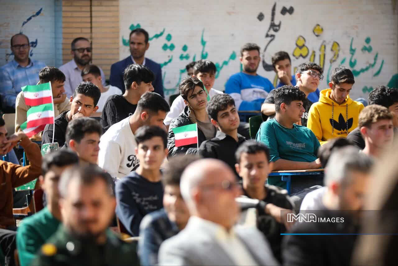 نسل جدید امانت‌دار پرچم شهداست/ امروز میدان جنگ ترکیبی است