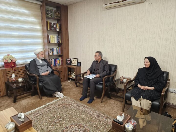 مطالبات معیشتی کارکنان با جدیت پیگیری شود