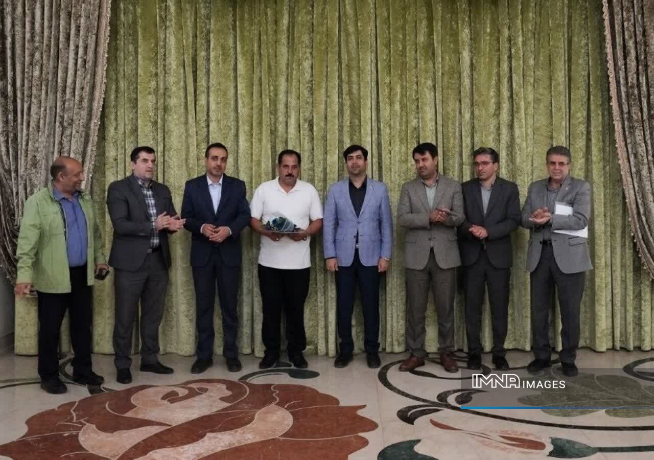 تقدیر شهردار قزوین از راننده امانتداری که طلای ۵ میلیارد تومانی را بازگرداند
