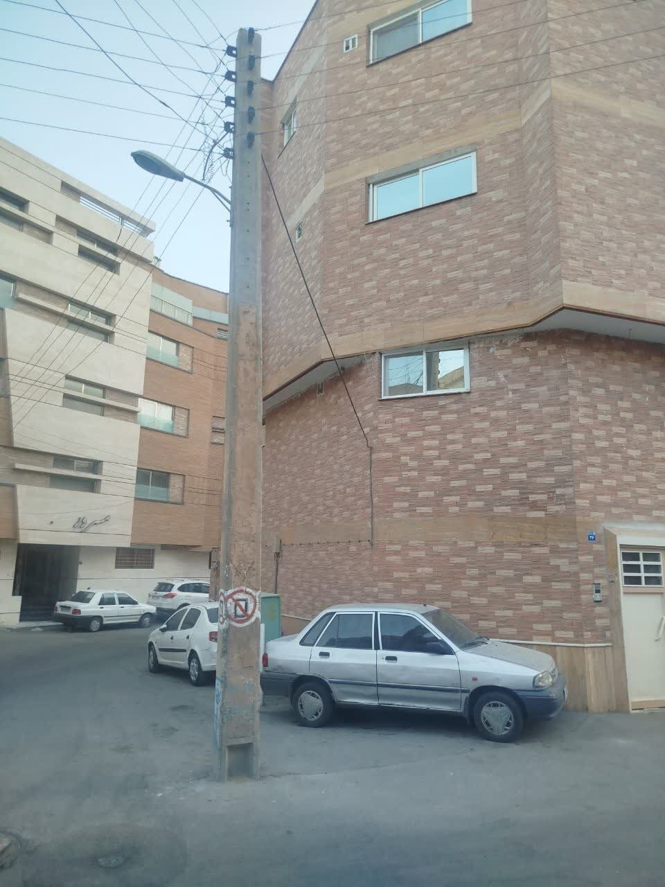 جابهجایی بیش از ۹۰ تیر چراغ برق برای افزایش ایمنی و رفع موانع خطرآفرین