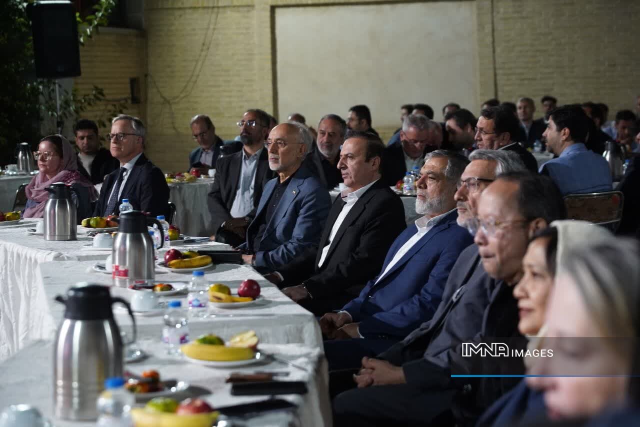 سفرا و دیپلمات‌ها ظرفیت‌های اقتصادی قزوین را به بازرگانان معرفی کنند