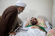 دیدار اعضای دفتر حفظ و نشر آثار رهبر شهید با جانباز جنگ رمضان